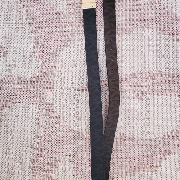 Michael Kors Reversible Signature with Logo Buckle Belt - Picture 3 of 7